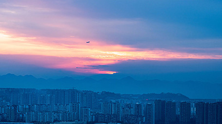 4k城市清晨黎明日出阳光云层延时