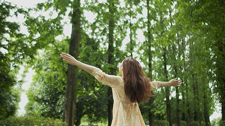 4k实拍美女春风树林沐浴阳光跳舞