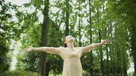 4k实拍美女春风树林沐浴阳光跳舞