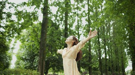 4k实拍美女春风树林沐浴阳光跳舞