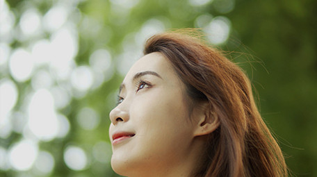 4k实拍美女享受微风吹动头发