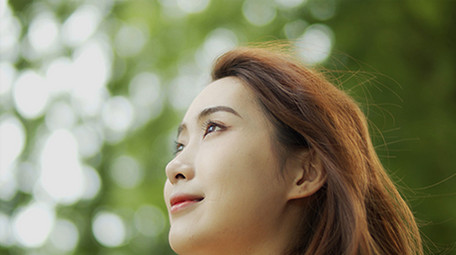 4k实拍美女享受微风吹动头发