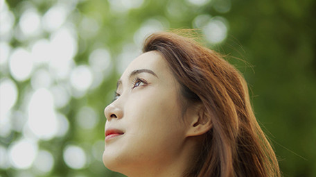 4k实拍美女享受微风吹动头发