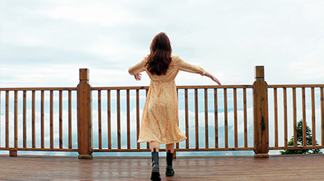 4k实拍美女早晨露台跑步看云海