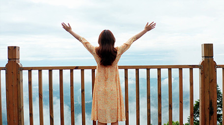 4k实拍美女早晨露台跑步看云海