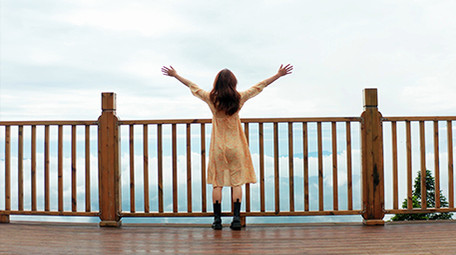 4k实拍美女早晨露台跑步看云海