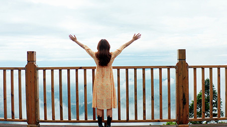 4k实拍美女早晨露台跑步看云海