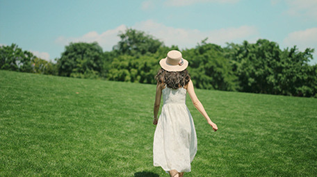 4k升格美女在草地奔跑放风筝背影唯美意境