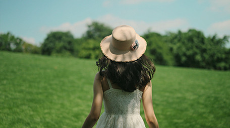 4k升格美女在草地奔跑放风筝背影唯美意境