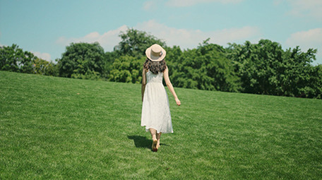 4k升格美女在草地奔跑放风筝背影唯美意境