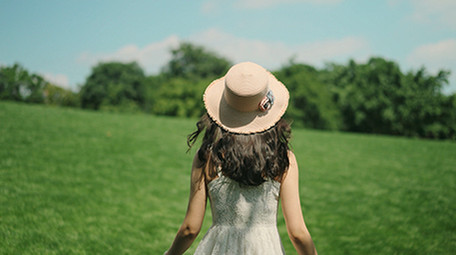 4k升格美女在草地奔跑放风筝背影唯美意境