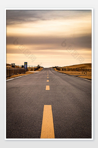 大气夕阳下的腾格里沙漠公路图片