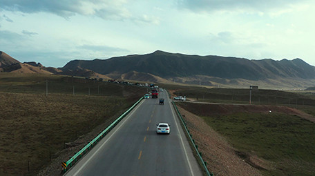 4k航拍青藏高原347国道车流交通