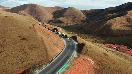 4k航拍青藏高原347国道车流交通