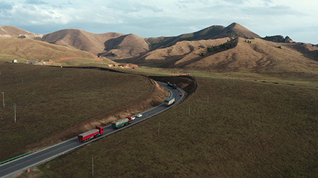4k航拍青藏高原347国道车流交通