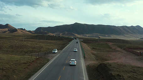 4k航拍青藏高原347国道车流交通