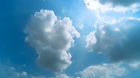 4k阳光透过云层蓝天白云自然空镜延时