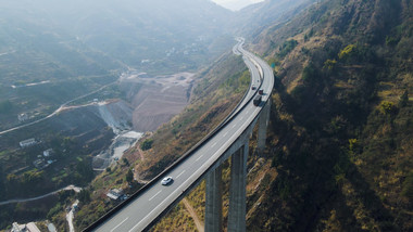 交通运输车流车辆高速山脉货车轿车