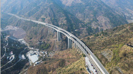 交通运输车流车辆高速山脉货车轿车