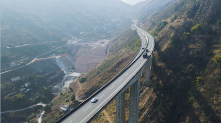 交通运输车流车辆高速山脉货车轿车