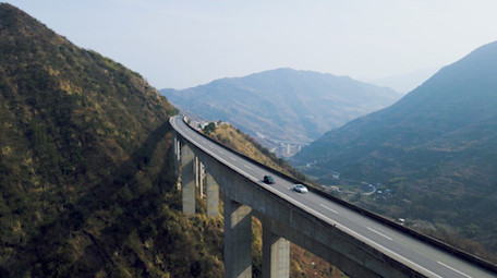 交通运输车流车辆高速山脉货车轿车