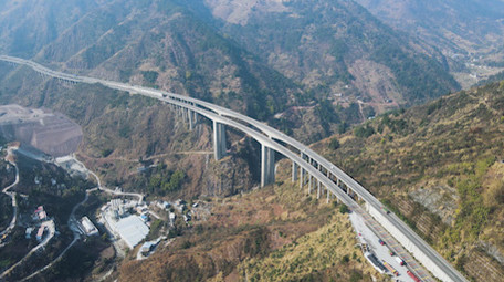 交通运输车流车辆高速山脉货车轿车