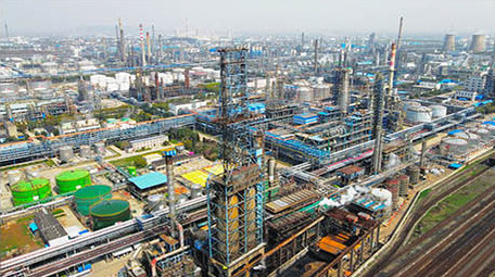 4K航拍化工行业职业化工生产化工设备