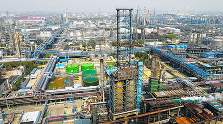 4K航拍化工行业职业化工生产化工设备