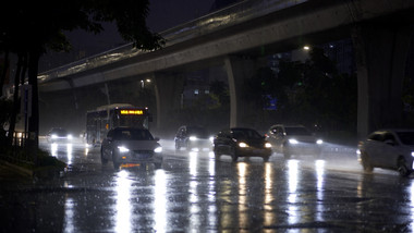 城市下雨天马路街道车流
