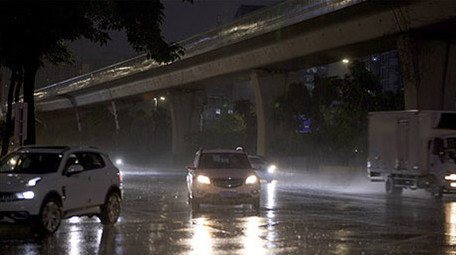 城市下雨天马路街道车流