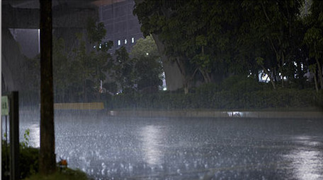 城市下雨天马路街道车流