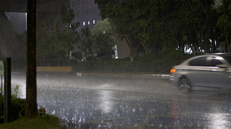 城市下雨天马路街道车流