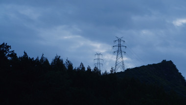 实拍4K黄昏傍晚高压线塔电网<strong>天空</strong>延时视频
