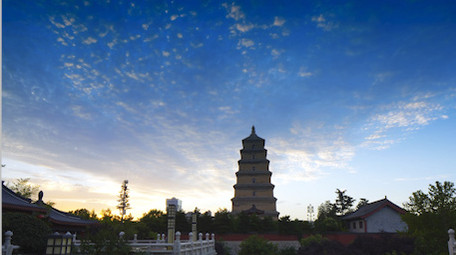 地标城市西安大雁塔延迟拍摄日出