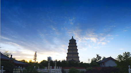 地标城市西安大雁塔延迟拍摄日出