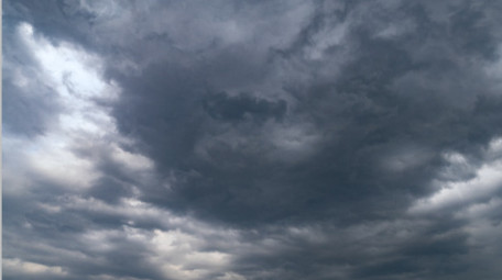 自然现象乌云满天延迟拍摄即将下暴雨