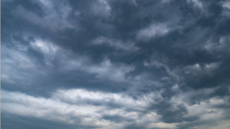 自然现象乌云满天延迟拍摄即将下暴雨