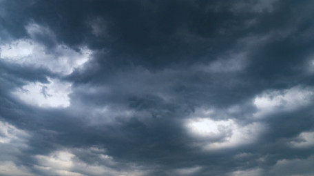 自然现象乌云满天延迟拍摄即将下暴雨