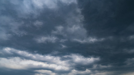 自然现象乌云满天延迟拍摄即将下暴雨