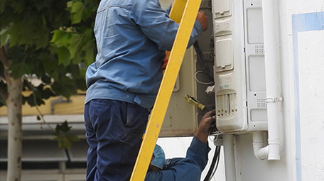 电力行业电工户外接电施工作业