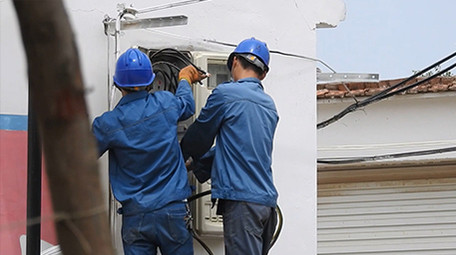 电力行业电工户外接电施工作业