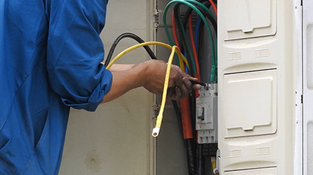 电力行业电工户外接电施工作业