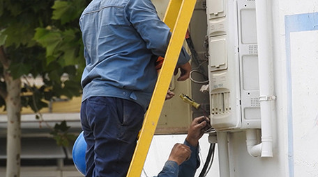 电力行业电工户外接电施工作业