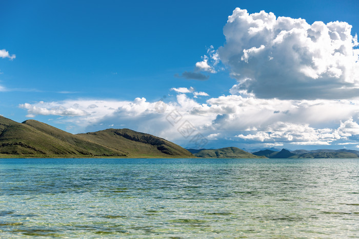 西藏羊湖湖光山色图片