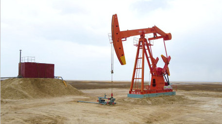 工业油田采油机工作4K航拍视频