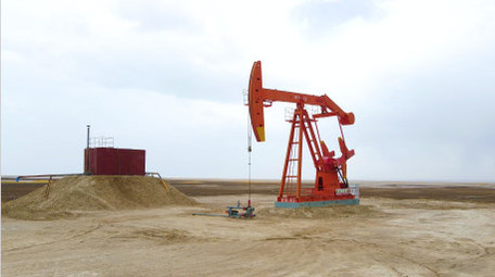 工业油田采油机工作4K航拍视频