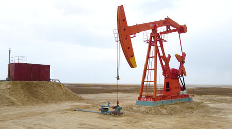 工业油田采油机工作4K航拍视频