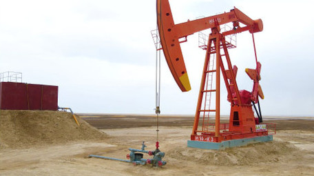 工业油田采油机工作4K航拍视频