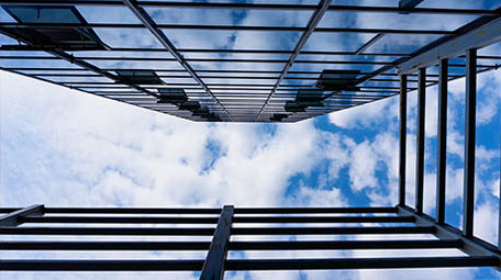 商务楼宇玻璃幕墙蓝天白云延时实拍