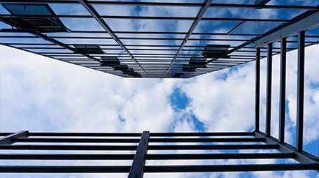 商务楼宇玻璃幕墙蓝天白云延时实拍